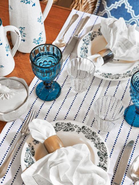 tavola estiva toni blu e bianco
