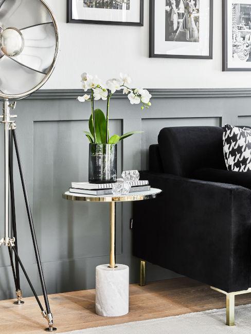 dettaglio tavolino da soggiorno bianco e oro