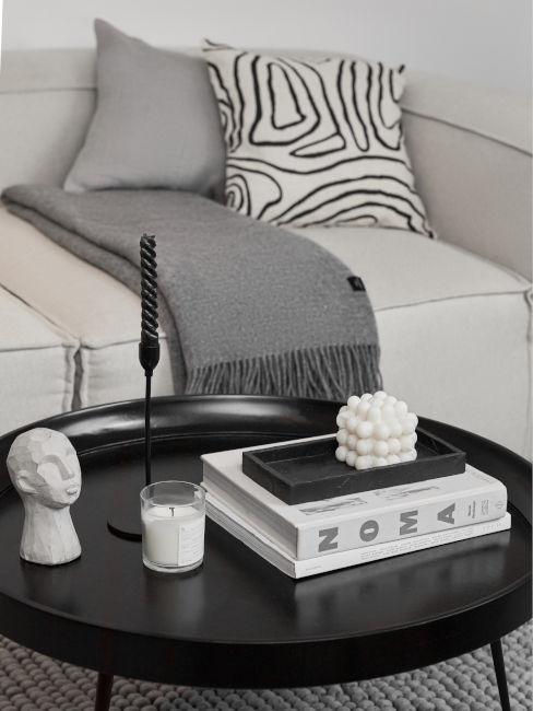 esempio soggiorno con divano bianco e tavolino nero