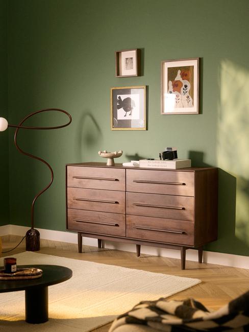 soggiorno con parete verde