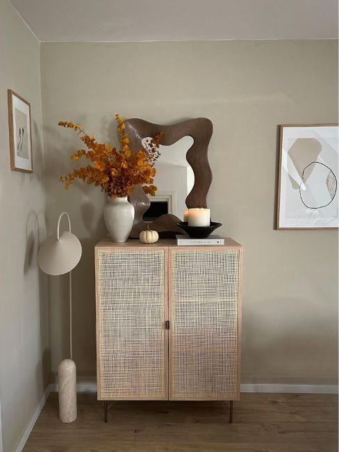 credenza con decorazioni