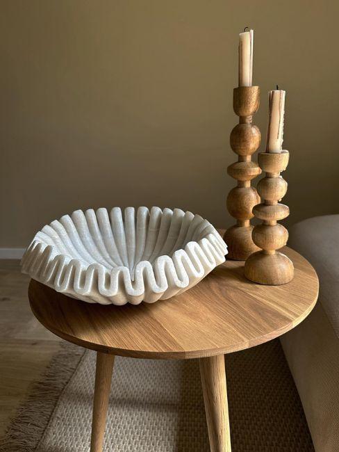 ciotola e candelabri su tavolino