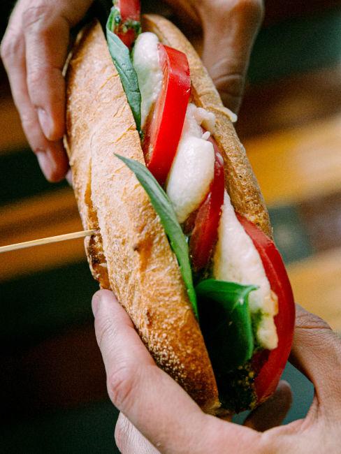 panino mediterraneo con verdure e mozzarella di bufala
