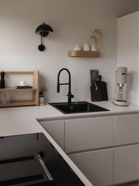 cucina ad angolo con lavello nero