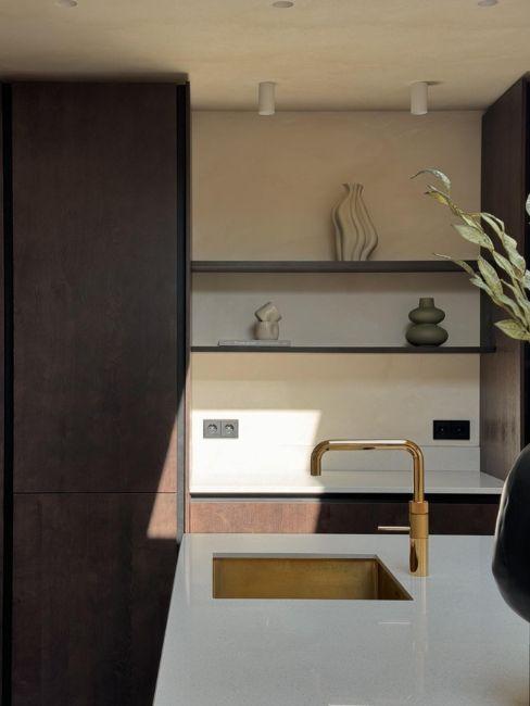 cucina elegante marrone e dettagli oro
