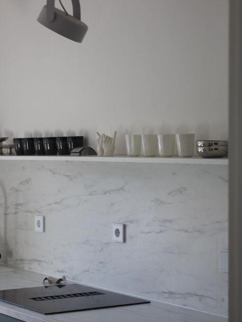 cucina minimalista grigia senza pensili