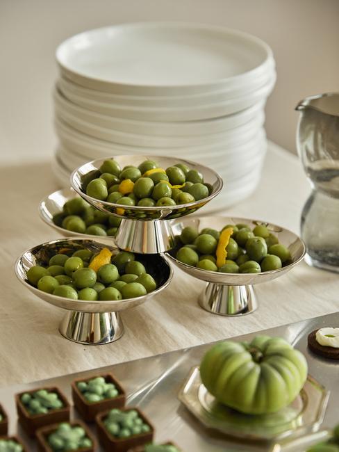 buffet apparecchiato con accessori cromati