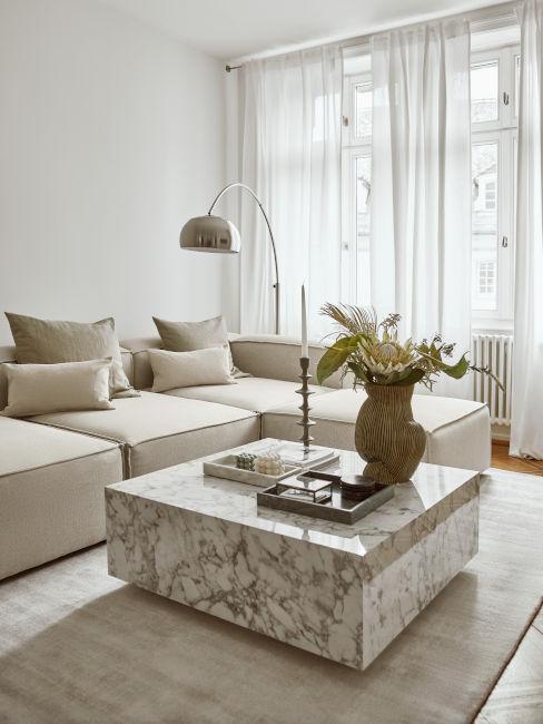 divano ad angolo con tavolino centrale in marmo