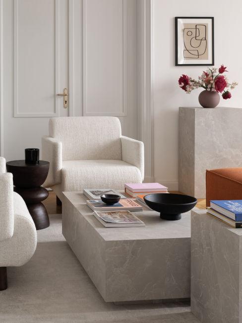 poltrone bianche con tavolini in marmo chiaro