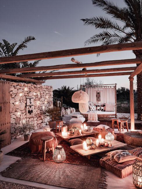 giardino illuminato con candele