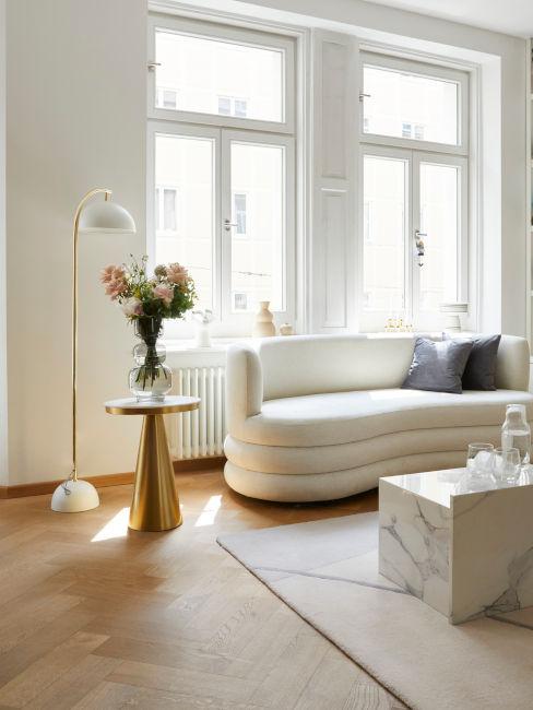 soggiorno toni chiari con tavolino dorato