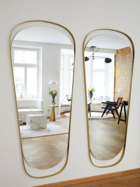specchi in salotto con contorni dorati