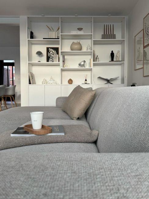 soggiorno stretto e lungo con divano grigio