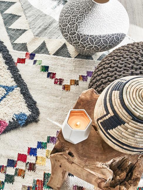 tappeti a fantasia con tavolino in legno e pouf