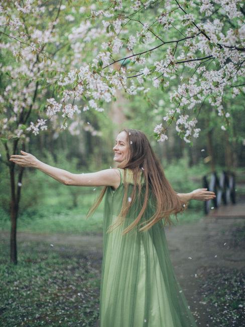 ragazza con vestito verde