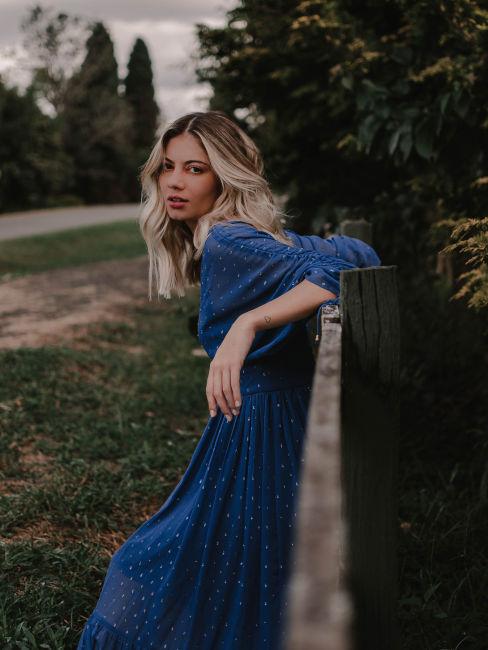 ragazza bionda con vestito blu