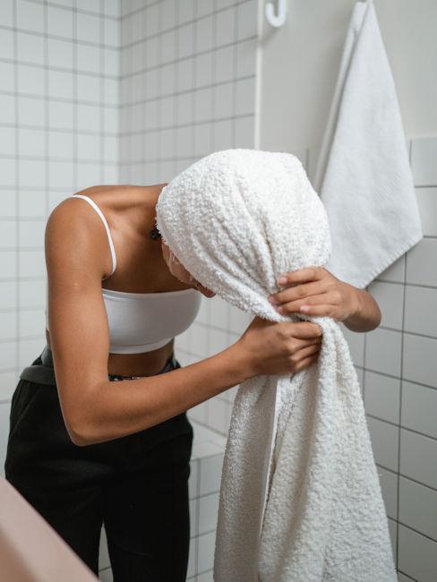 ragazza che si asciuga i capelli