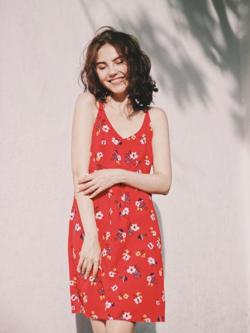 ragazza castana con festito rosso a fantasia