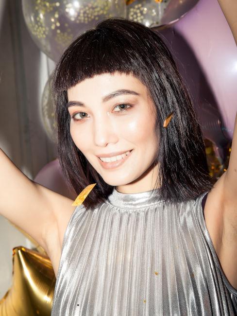 ragazza ad una festa con vestito argento