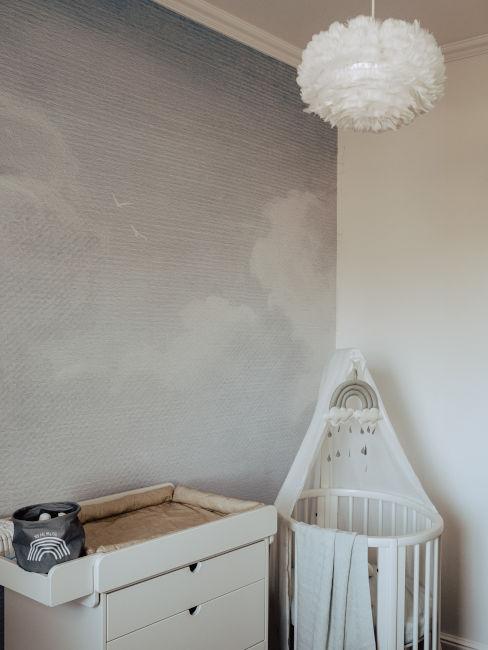 Nursery con carta da parati effetto cielo