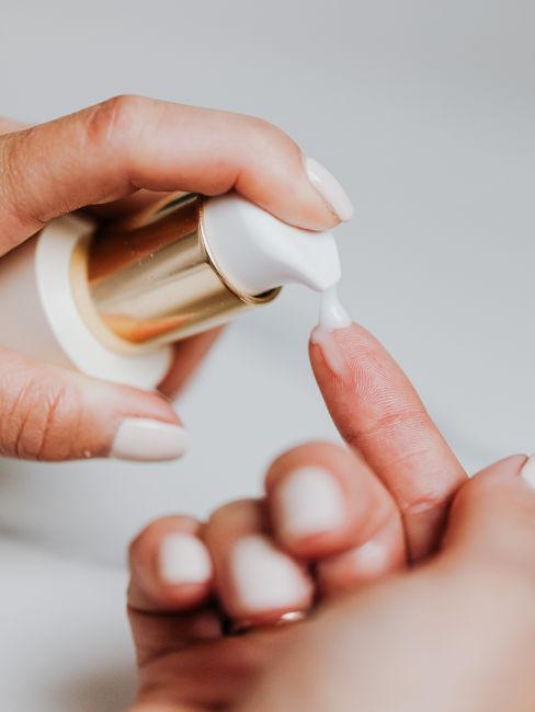 mani che prendono crema