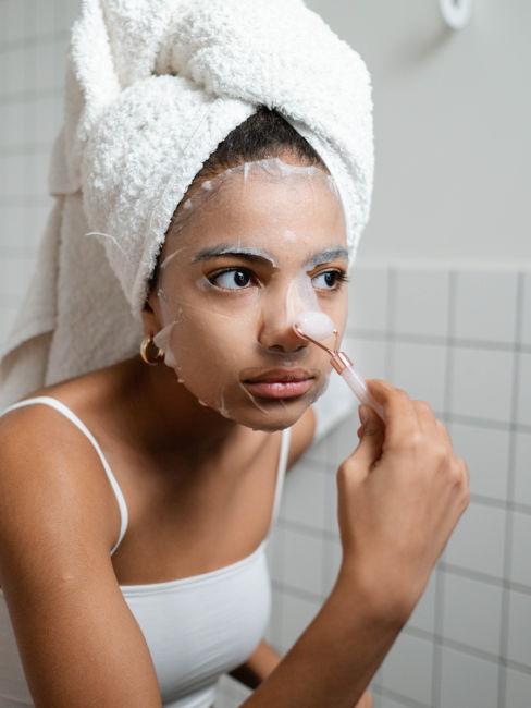 ragazza che applica una maschera viso