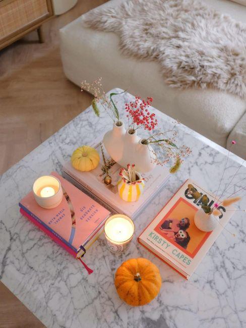 tavolino in marmo con decorazioni color pastello