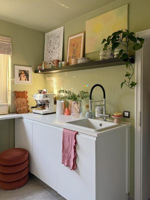 cucina con pareti verde chiaro