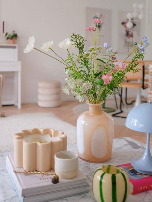 decorazioni e lampada color pastello