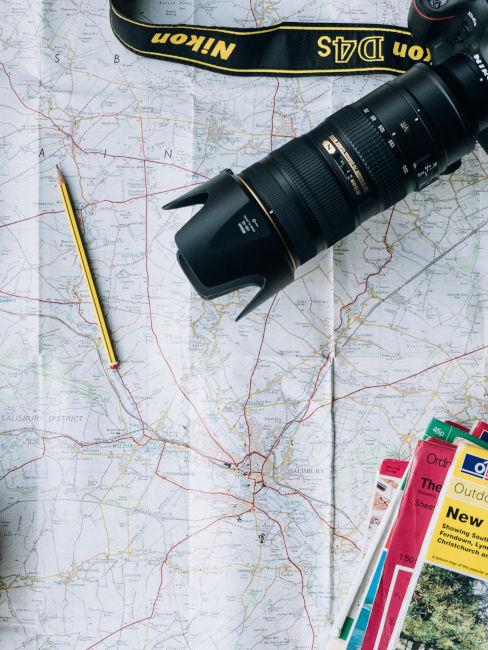 mappa con macchina fotografica e guide di viaggio