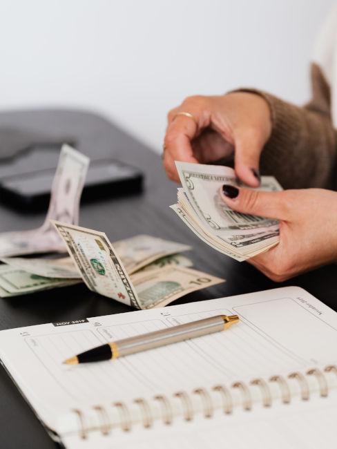 mani di ragazza che contano i soldi