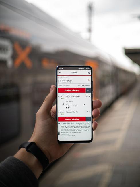 telefono con biglietti del treno