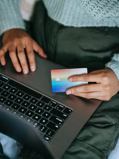 ragazza che paga online con carta di credito