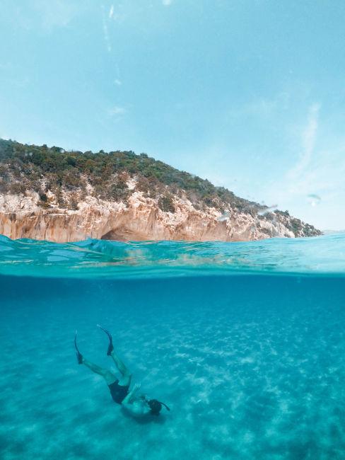 ragazzo che nuota con le pinne