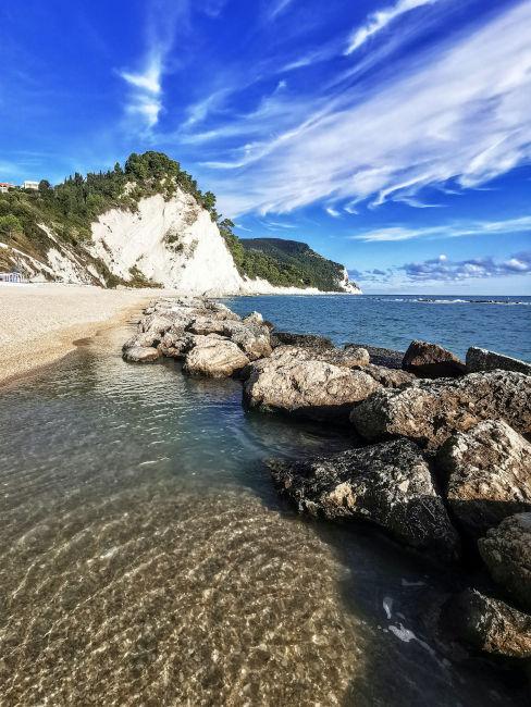 mare pulito con scogli