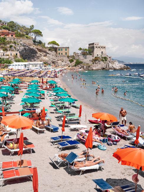 spiaggia di Lerici con ombrelloni e sdrai