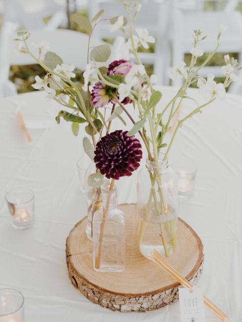 centrotavola realizzato con legno e fiori di campo