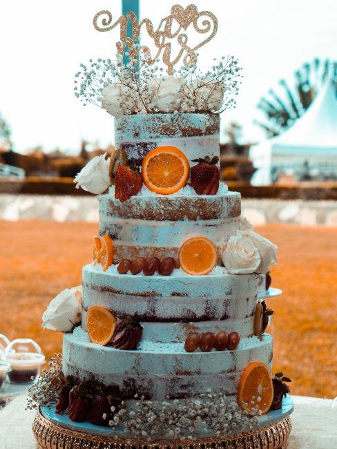 torta nuziale decorata con arancie e frutta fresca