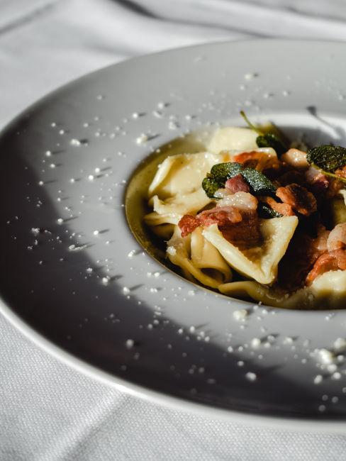 pasta in piatto di ceramica bianco