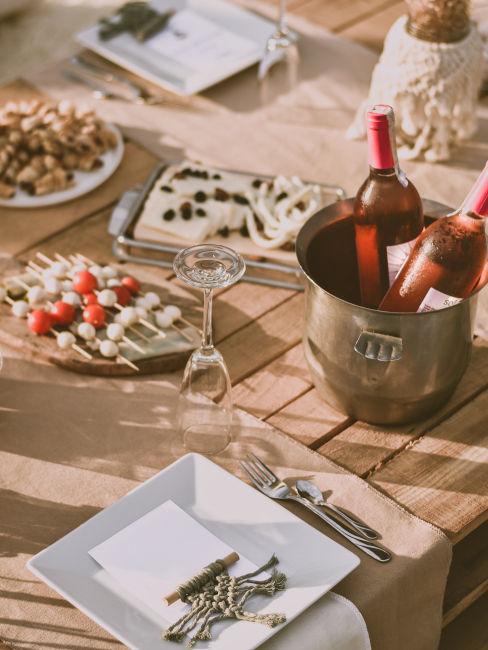 stuzzicchini aperitivo e bottiglie di vino nel ghiaccio