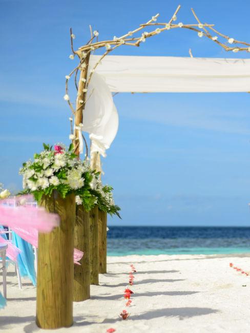 matrimonio in spiaggia con arco