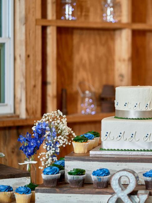 torta nuziale bianca e azzurra