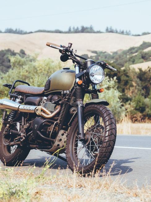 moto d'epoca a fianco di una strada in campagna
