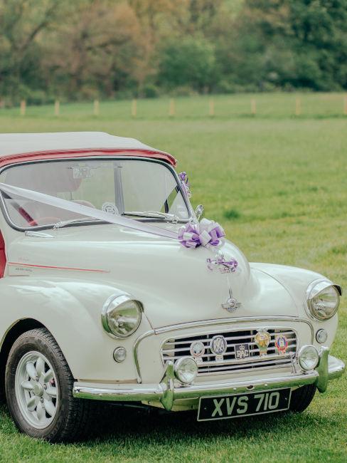 auto d'epoca con fiocco per matrimonio