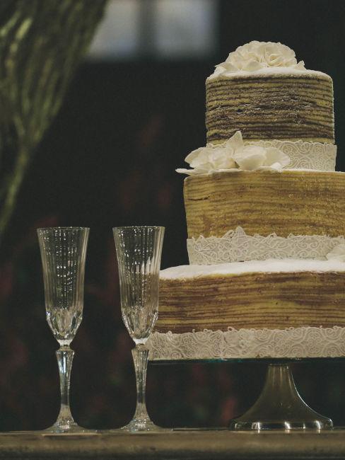 torta nuziale con calici per brindisi