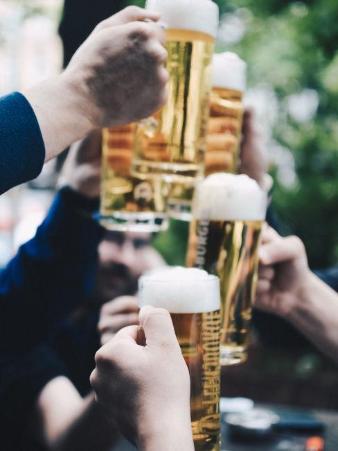 persone che brindano con la birra