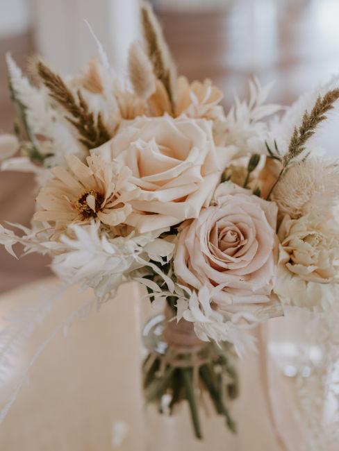 vaso con fiori freschi e spighe di grano