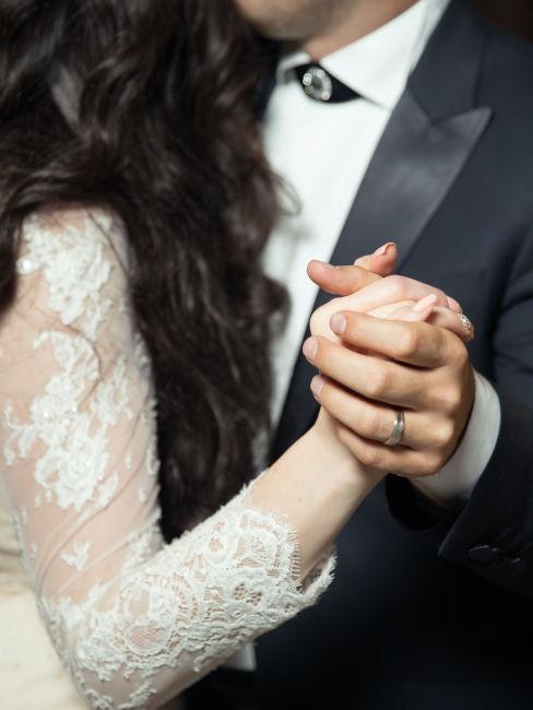 mano di sposi intrecciate