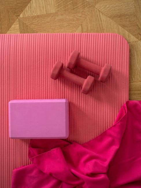 tappettino con un blocco, due pesi e una coperta