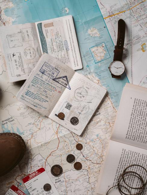 mappa, orologio e documenti di viaggio